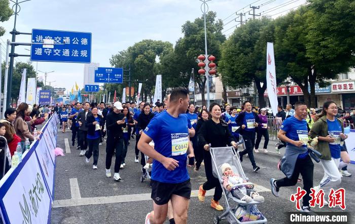 水脉与历史在赛道上相遇，成就城市气质的跑步