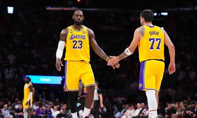 东契奇8连胜引领湖人蜕变 詹姆斯角色转变成关键