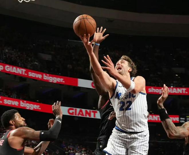 76人主场力克魔术晋级季后赛 马克西31分乔治16分