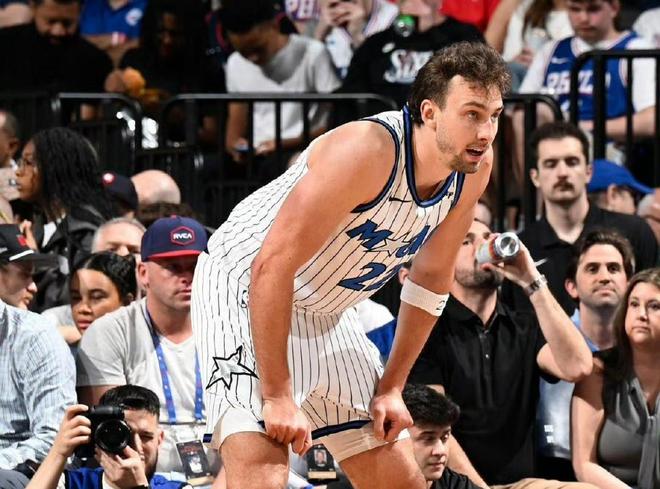 76人主场力克魔术晋级季后赛 马克西31分乔治16分