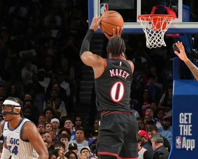 76人主场力克魔术晋级季后赛 马克西31分乔治16分