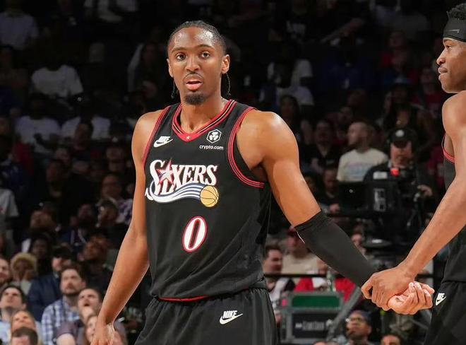 76人主场力克魔术晋级季后赛 马克西31分乔治16分