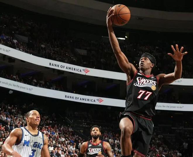 76人主场力克魔术晋级季后赛 马克西31分乔治16分