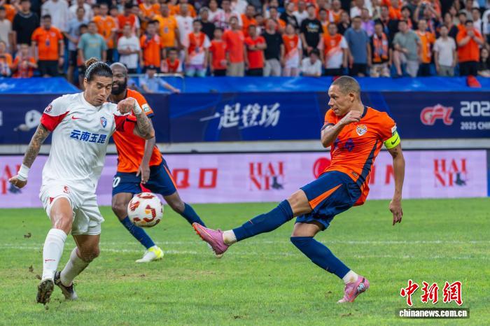 青岛海牛主场五比一击败云南玉昆，暂时摆脱降
