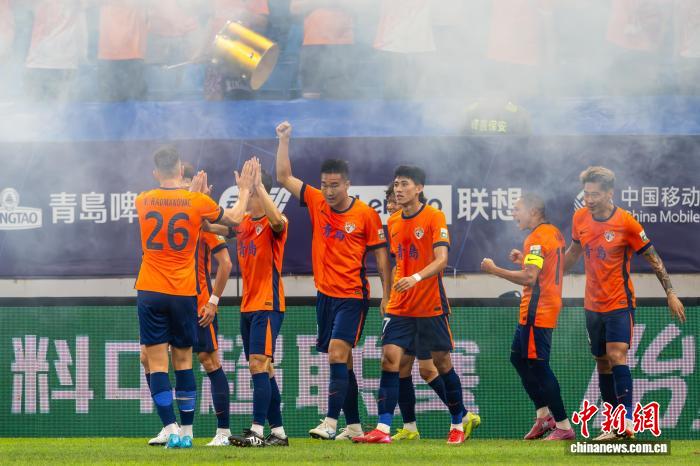 青岛海牛主场五比一击败云南玉昆，暂时摆脱降