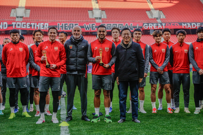 上海海港主场不敌升班马 卫冕冠军陷困境成都蓉