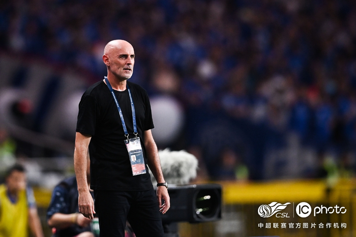 上海海港主场不敌升班马 卫冕冠军陷困境成都蓉
